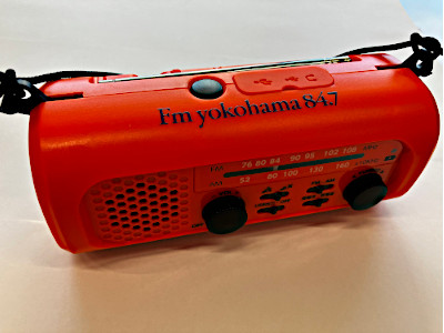 FMヨコハマロゴ入り　さすだけ充電　ラジオライト3
