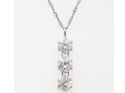 プラチナ合計0.5ctダイヤモンド3ストーンペンダント